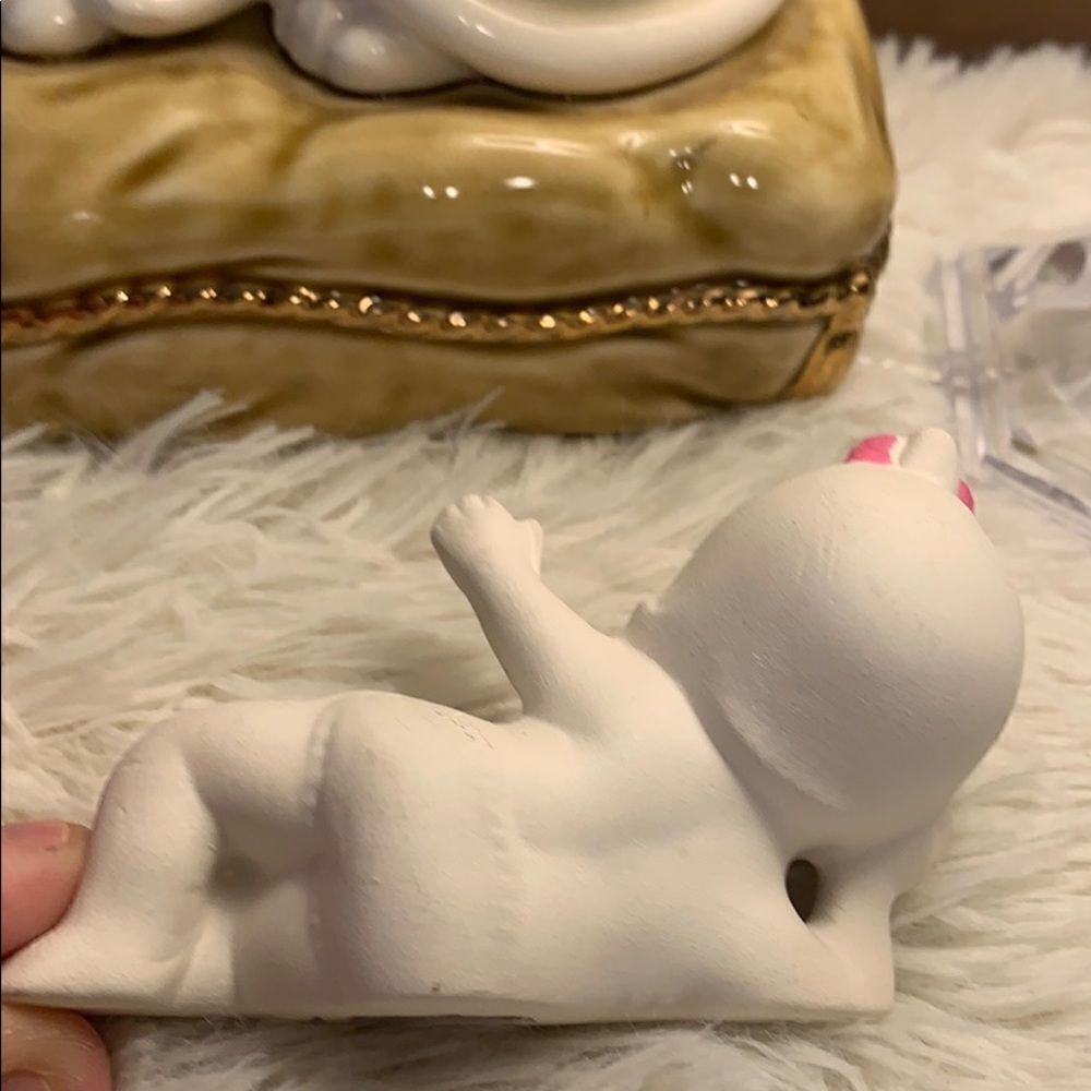 Kewpie Ceramic with bow laying down ceramic figure - Picture 4 of 13